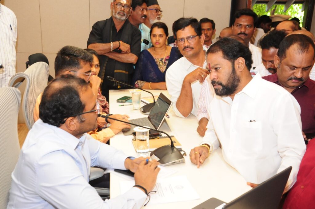 Vizag Vision  : జర్నలిస్టుల పిల్లలకు 50శాతం ఫీజు రాయితీ కల్పించండి వర్కింగ్‌ జర్నలిస్టుల ఫెడరేషన్‌ కార్యవర్గం వినతి సానుకూలంగా స్పందించిన కలెక్టర్‌ హరేంద్ర ప్రసాద్‌ విశాఖ జిల్లాలో అర్హులైన జర్నలిస్టులందరి పిల్లలకు స్కూల్‌ ఫీజులో 50శాతం రాయితీ కల్పించాలని కోరుతూ జిల్లా కలెక్టర్‌ ఎం.ఎన్‌.హరేంద్ర ప్రసాద్‌కు ఏపీ వర్కింగ్‌ జర్నలిస్టుల ఫెడరేషన్‌ కార్యవర్గం విజ్ఞప్తి చేసింది. సోమవారం ఏపీ వర్కింగ్‌ జర్నలిస్టుల ఫెడరేషన్‌, ఏపీ బ్రాడ్‌కాస్టి జర్నలిస్టుల అసోసియేషన్‌, ఏపీ స్మాల్‌ అండ్‌ మీడియం న్యూస్‌ పేపర్స్‌ అసోసియున్ల విశాఖ యూనిట్‌  సంయుక్త ఆధ్వర్యంలో కలెక్టర్‌ హరేంద్ర ప్రసాద్‌ను కలిసి స్కూల్‌ ఫీజు రాయితీ విషయమై వినతి పత్రం సమర్పించారు. జాతీయ జర్నలిస్టుల సంఘం కార్యదర్శి గంట్ల శ్రీనుబాబు, అర్భన్‌ అధ్యక్షులు పి.నారాయణ్‌లు ఇందుకు సంబంధించిన వివరాలను కలెక్టర్‌కు తెలియజేశారు. తాజాగా తూర్పుగోదావరి, గుంటూరు జిల్లాల్లో అక్కడ జర్నలిస్టుల ఫిల్లలకు ఫీజు రాయితీ కల్పించిన విషయాన్ని వివరిస్తూ, అందుకు సంబంధిచిన ఉత్తర్వులను అందజేశారు.2016 నుంచి విశాఖ ఉమ్మడి జిల్లాలో జర్నలిస్టులకు ఫీజు రాయితీ కల్పించిన ఉత్తర్వులను కూడా కలెక్టర్‌కు సమర్పించారు. దీంతో వాటిని సమగ్రంగా పరిశీలించిన అనంతరం  కలెక్టర్‌ సానుకూలంగా స్పందించారు. విశాఖ జిల్లాలో కూడా జర్నలిస్టుల ఫిల్లలకు స్కూల్‌ పీజు రాయితీ కల్పించే విషయమై తదుపరి చర్యలు తీసుకుంటామన్నారు. అనంతరం గంట్ల శ్రీనుబాబు, పి.నారాయణ్‌లు మాట్లాడుతూ స్కూల్‌ ఫీజుతో పాటు, ఇంటర్‌కు సంబంధించి కూడా గతంలో కొన్ని కళాశాలలు జర్నలిస్టులకు రాయితీ ఇవ్వడం జరిగిందని, కాబట్టి ఆ దిశగా కూడా తమ వంతు కృషి చేస్తామన్నారు. ఈ కార్యక్రమంలో ఫెడరేషన్‌ జిల్లా అధ్యక్షుడు జి.శ్రీనివాసరావు, బ్రాడ్‌కాస్ట్ అసోసియేషన్‌ అధ్యక్షుడు ఇరోతి ఈశ్వరరావు, కార్యదర్శి కింతాడ మధన్‌, స్మాల్‌ అండ్‌ మీడియం న్యూస్‌ పేపర్స్‌ అసోసియేషన్‌ అధ్యక్ష, కార్యదర్శలు జగన్‌మోహన్‌, శ్రీనివాసరావు. జిల్లా నాయకులు పితాని ప్రసాద్‌, శివప్రసాద్‌ తదితర జర్నలిస్టులు పాల్గొన్నారు.